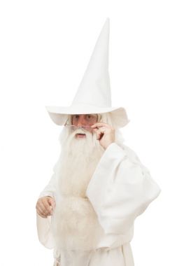 Bir adam bir büyücü kostüm