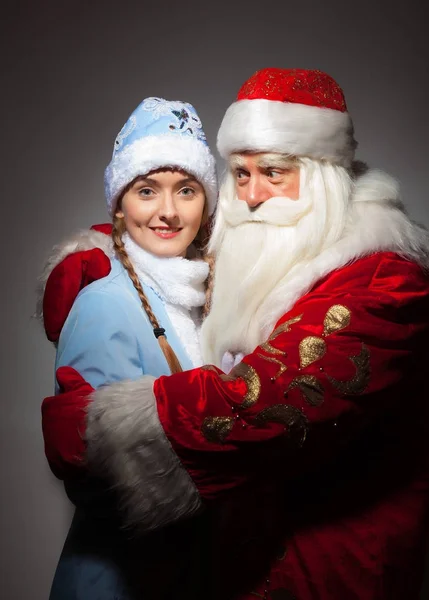 Santa Claus y doncella de nieve — Foto de Stock