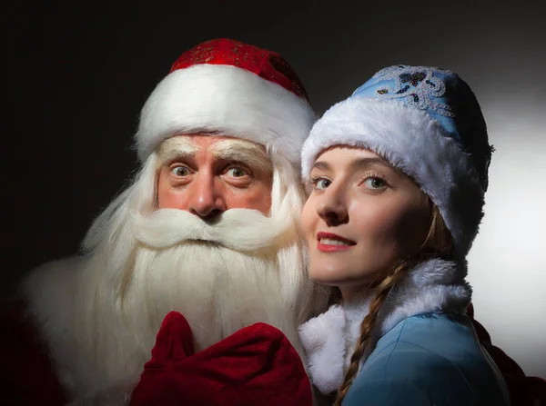 Santa claus en sneeuw meisje — Stockfoto