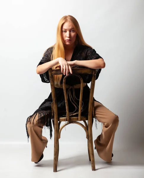 Die Blondine Mit Einem Stuhl Voller Größe Auf Grauem Hintergrund — Stockfoto