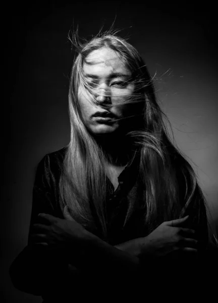 Porträtt Blondin Svarta Kläder Svart Bakgrund — Stockfoto