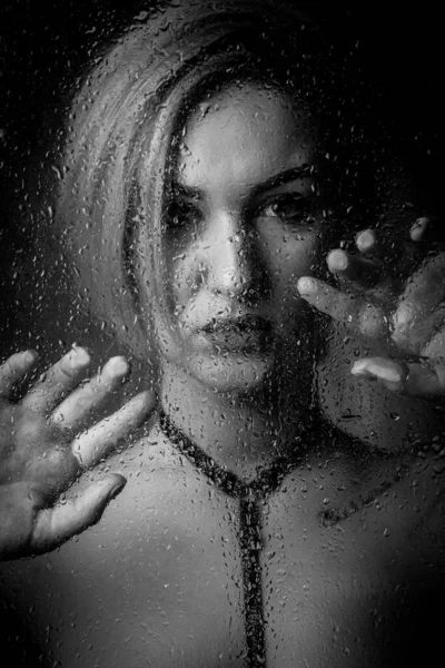 Retrato Uma Menina Loira Atrás Vidro Molhado Contra Fundo Escuro — Fotografia de Stock