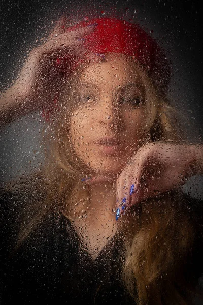 Blonde Fille Dans Béret Rouge Derrière Verre Mouillé Sur Fond — Photo