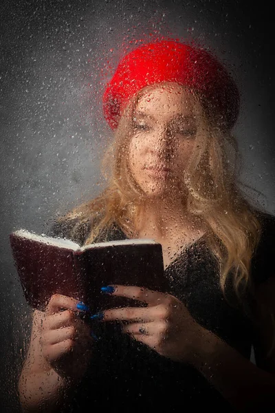 Blonde Girl Red Beret Wet Glass Reading Book Gray Background — Stock Photo, Image