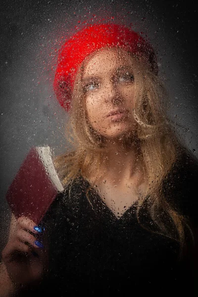 Blonde Girl Red Beret Wet Glass Reading Book Gray Background — Stock Photo, Image