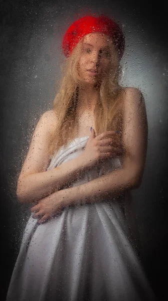 Naked Blonde Girl Red Beret Wet Glass Gray Background — Stock Photo, Image