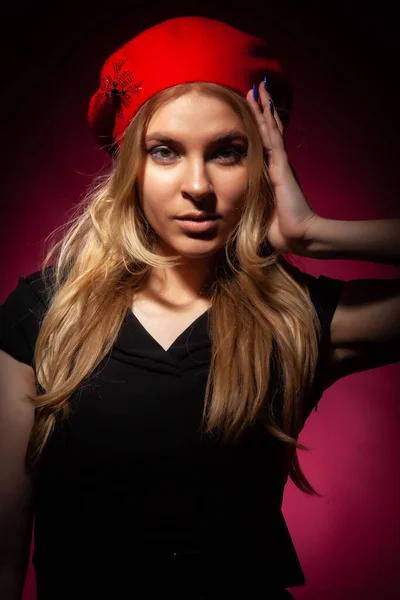 Retrato Una Chica Rubia Con Boina Roja Sobre Fondo Negro — Foto de Stock