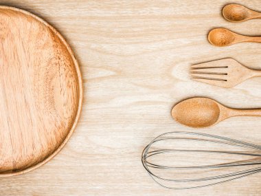 Kap mutfak ahşap ve ahşap arka plan üzerinde yemek pişirmek için paslanmaz fırçalamak. Üstten Görünüm beyaz kopya alanı.