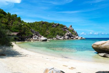Mavi deniz ve Tayland Koh Chang Adası'nda taş ile plaj