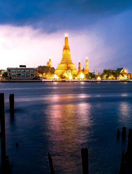 Templo Prang Wat Arun en el crepúsculo en Bangkok Tailandia . — Foto de Stock