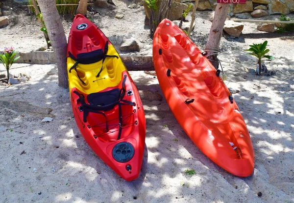 Deux couleurs rouges de kayak sur la plage en attente pour Adventu — Photo