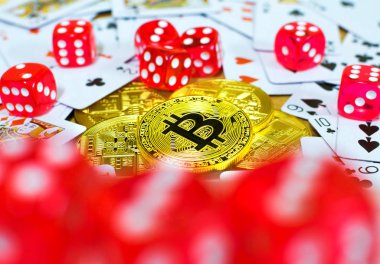 Altın bitcoin kırmızı zar ve kart kavramı kumar,
