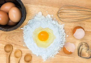 Üstten Görünüm kompozisyon un yumurta ve ahşap zemin üzerine ev yapımı ekmek için malzemeler