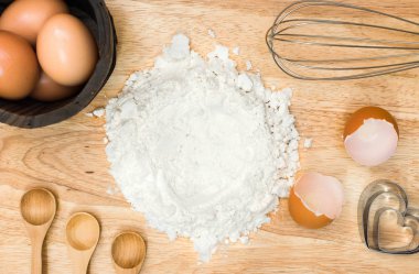 Üstten Görünüm kompozisyon un yumurta ve ahşap zemin üzerine ev yapımı ekmek için malzemeler