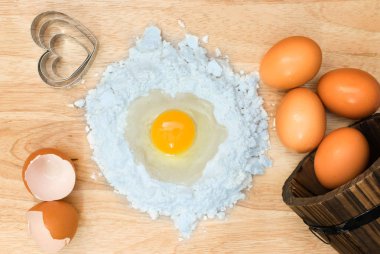 Üstten Görünüm kompozisyon un yumurta ve ahşap zemin üzerine ev yapımı ekmek için malzemeler