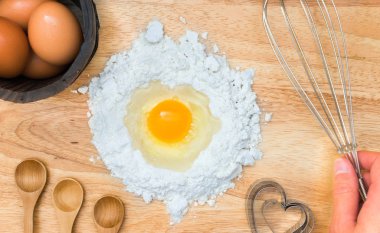 Üstten Görünüm kompozisyon un yumurta ve ahşap zemin üzerine ev yapımı ekmek için malzemeler