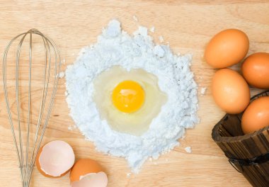 Üstten Görünüm kompozisyon un yumurta ve ahşap zemin üzerine ev yapımı ekmek için malzemeler