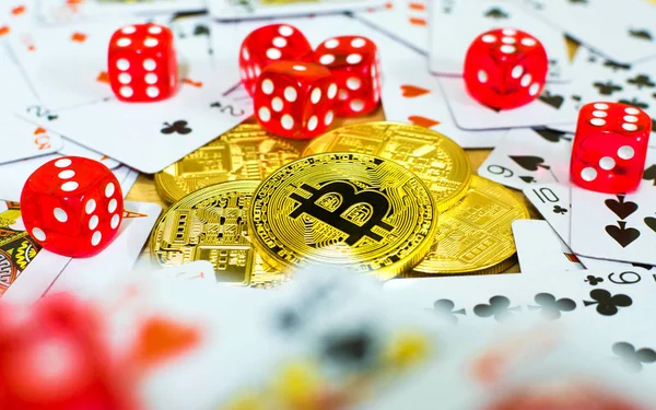 Altın bitcoin kırmızı zar ve kart kavramı kumar,