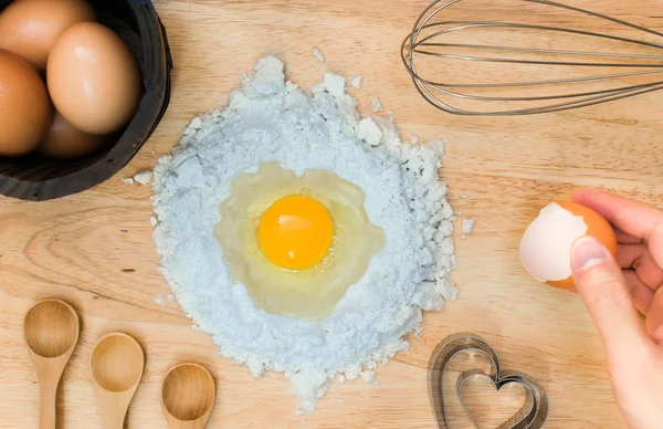 Üstten Görünüm kompozisyon un yumurta ve ahşap zemin üzerine ev yapımı ekmek için malzemeler