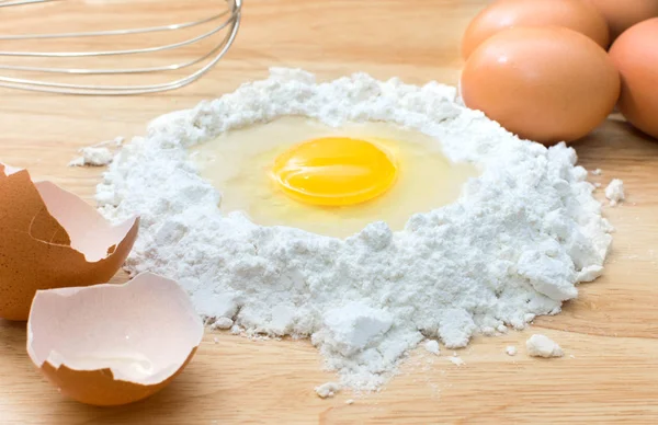 yumurta ve ahşap zemin üzerine ev yapımı ekmek için malzemeler un
