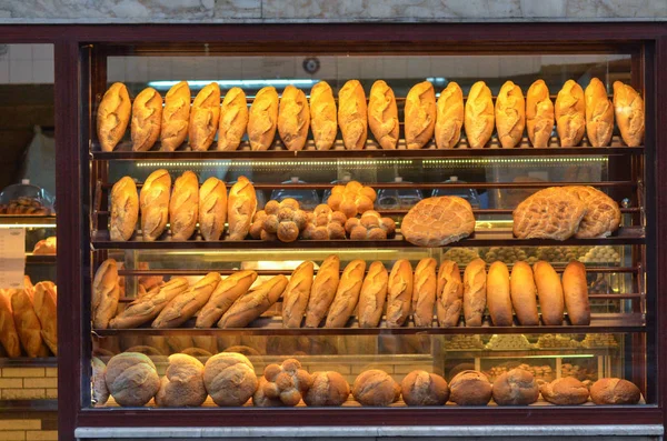 Baked bread in a bakery window display — Stock Photo, Image
