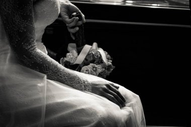 Venedik'te bir gondol oturan bir düğün gelin