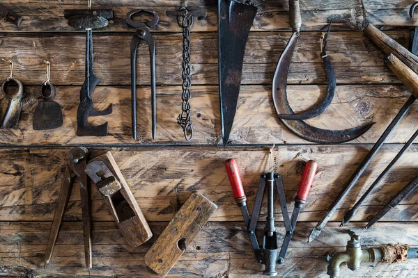 çiftçinin araçları ile ahşap panel