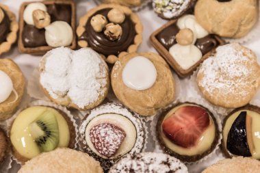 bir tepsiye lüks hamur işleri