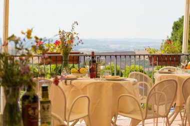 Val d'orcia güzellikler ile bir teras restoranda bir tabloda