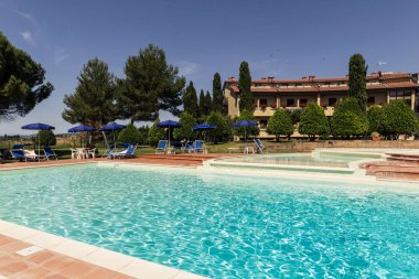 Yaz aylarında boş bir Yüzme Havuzu