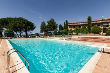 Yaz aylarında boş bir Yüzme Havuzu