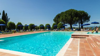 Yaz aylarında boş bir Yüzme Havuzu