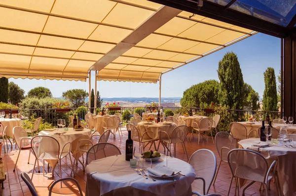 Una mesa en un restaurante en una terraza con un hermoso panorama val d 'orcia — Foto de Stock