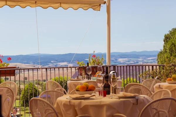 Uma mesa em um restaurante em um terraço com um belo panorama val d 'orcia — Fotografia de Stock