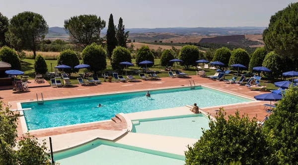 Una piscina vacía en verano — Foto de Stock