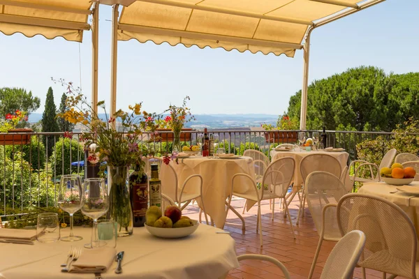 Una mesa en un restaurante en una terraza con un hermoso panorama val d 'orcia — Foto de Stock