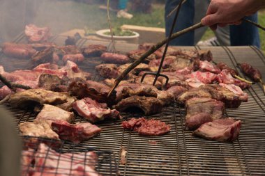 ızgara üzerinde pişmiş et