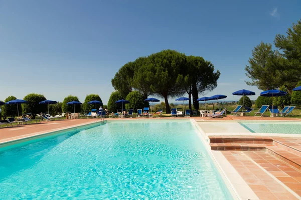 Una piscina vacía en verano — Foto de Stock