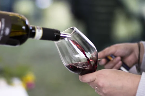Wlewanie wina do szklanki — Zdjęcie stockowe
