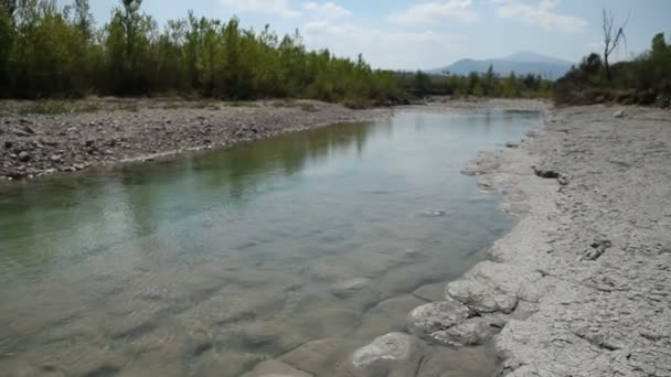 Een panoramisch uitzicht op rivier stromen — Stockvideo