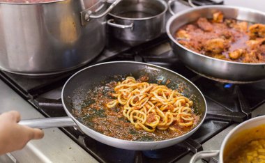 el yapımı makarna Pici Aglione Tuscany
