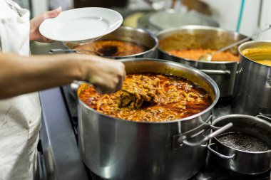 Trippa işkembe büyük bir tencerede pişiyor