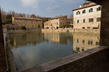 Bagno Vignoni içinde termal su havuzu