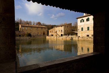 Bagno Vignoni içinde termal su havuzu