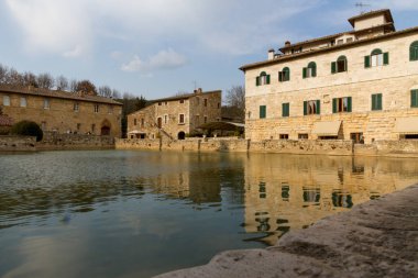 Bagno Vignoni içinde termal su havuzu
