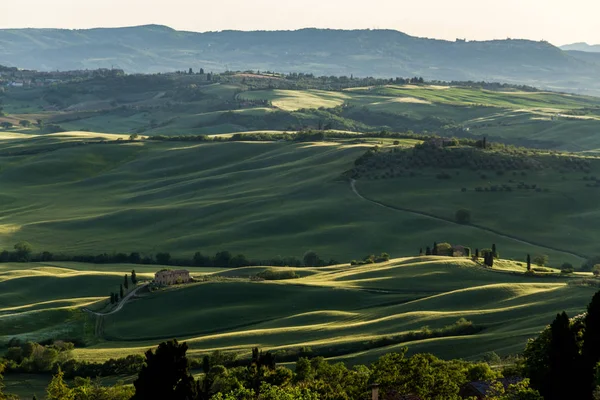 Una vista fantástica de Val D 'Orcia al atardecer desde Pienza — Foto de Stock