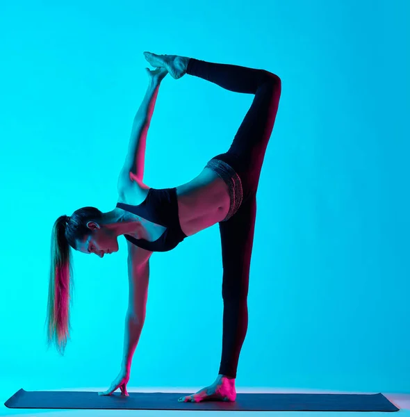 Mulher ioga exercita Ardha Chandrasana meia lua — Fotografia de Stock