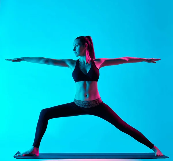 Femme yoga Virabhadrasana position guerrière — Photo