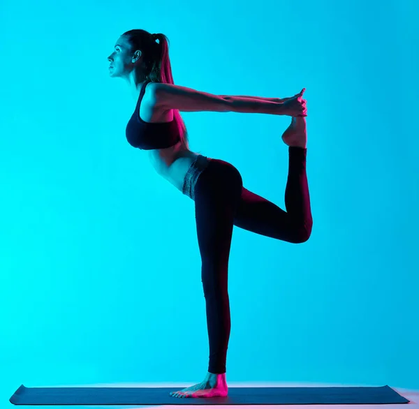 Kadın yoga exercices Natarajasana dansçı poz — Stok fotoğraf