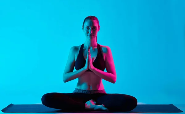 Mujer ejercicios de yoga Padmasana posición de loto — Foto de Stock